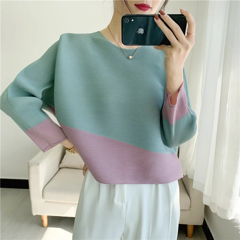 2022 spring new style women's tops Miyake pleated matching color loose thin folda large urban tees casual fashion T-shirt
2022 spring new style women's tops Miyake pleated matching color loose thin folda large urban tees casual fashion T-shirt