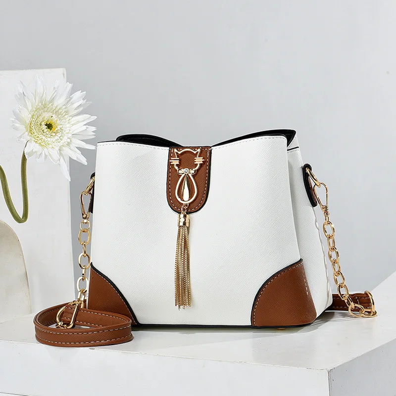 Large Capacity Women's Bucket Bag 2023 Popular New Fashion Exquisite Tassel Women's Bag Versatile One Shoulder Crossbody Bag 
Large Capacity Women's Bucket Bag 2023 Popular New Fashion Exquisite Tassel Women's Bag Versatile One Shoulder Crossbody Bag