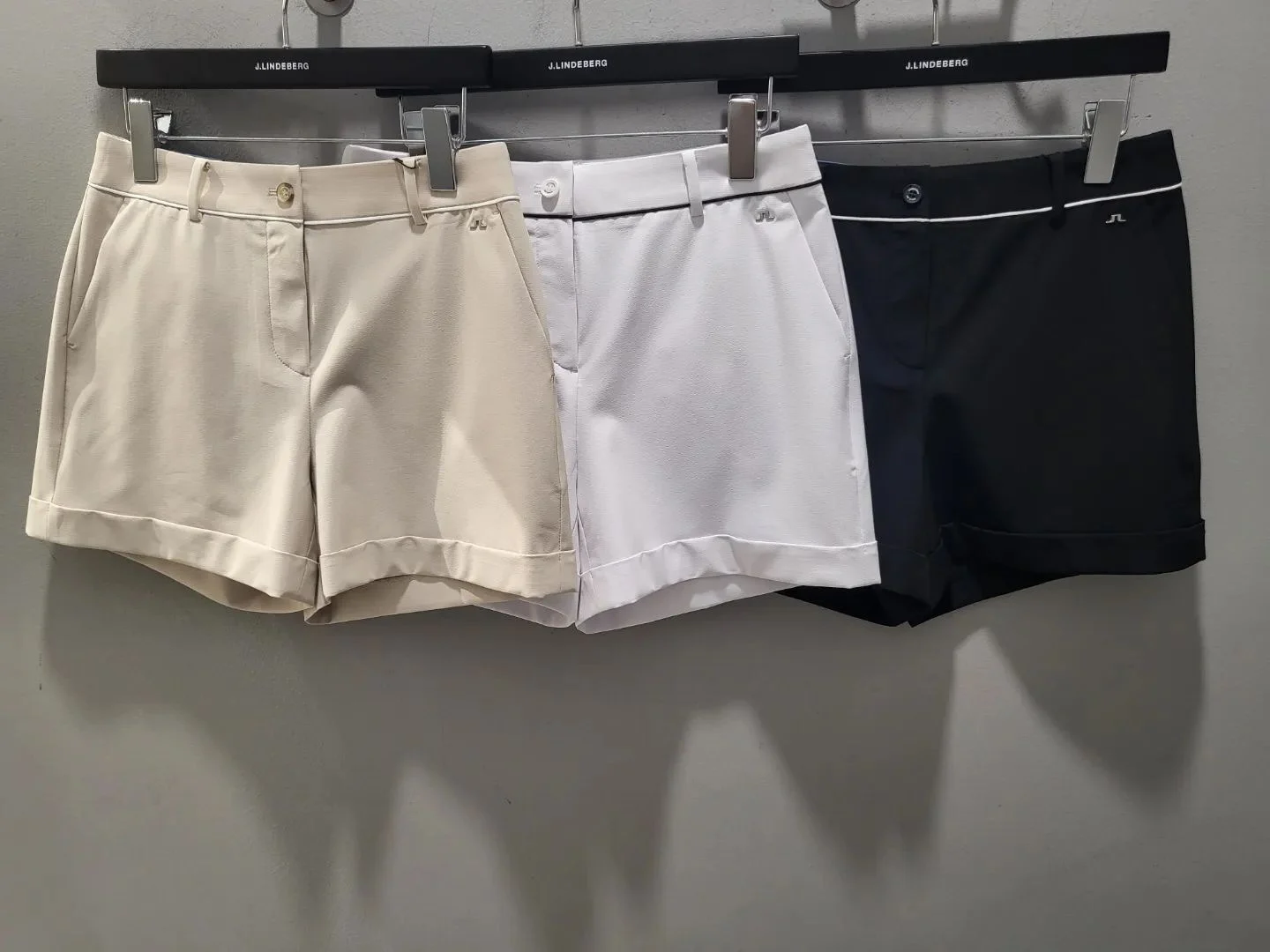Foreign style age-reducing GOlF clothing women's shorts cuffed to show thin temperament Korean version of everything sports golf
Foreign style age-reducing GOlF clothing women's shorts cuffed to show thin temperament Korean version of everything sports golf