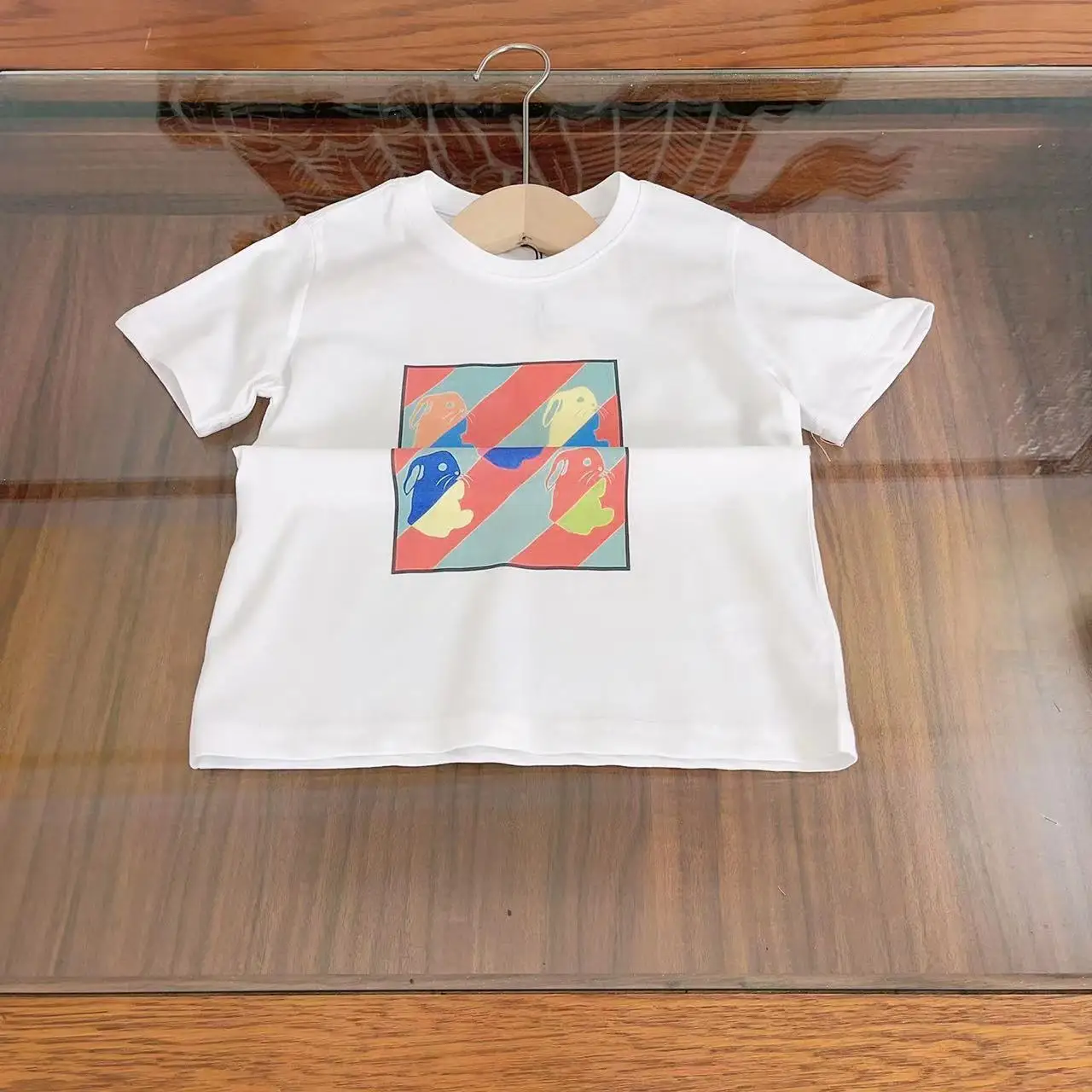 Дизайнерская детская одежда, Новинка лета 2023, Модная хлопковая простая футболка с изысканным принтом для девочек
Дизайнерская детская одежда, Новинка лета 2023, Модная хлопковая простая футболка с изысканным принтом для девочек