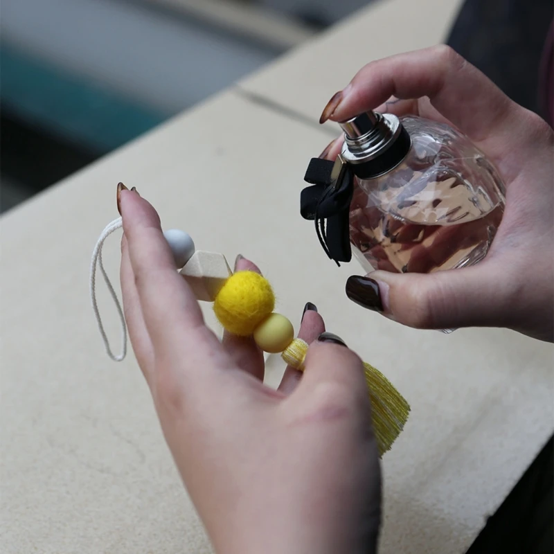 Диффузор с кисточками из натурального силикона и войлока-подвеска для ароматерапии, подвесные украшения, украшение интерьера автомобиля 
Диффузор с кисточками из натурального силикона и войлока-подвеска для ароматерапии, подвесные украшения, украшение интерьера автомобиля