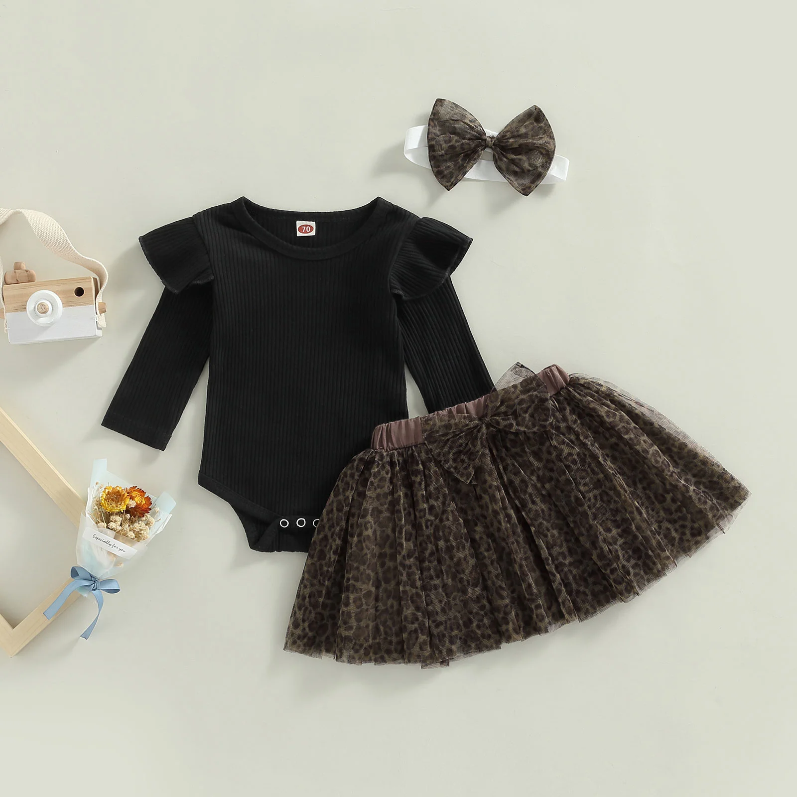 Infant Baby Girls 3 Pieces Outfits, Solid Color Knitted Ribbed Long Sleeve Romper + Leopard Print Mesh Skirt + Headband Set
Infant Baby Girls 3 Pieces Outfits, Solid Color Knitted Ribbed Long Sleeve Romper + Leopard Print Mesh Skirt + Headband Set