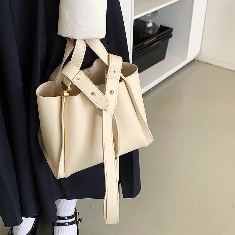 Summer popular bag women's 2022 new fashion versatile messenger bag high texture niche portable bucket bag
Summer popular bag women's 2022 new fashion versatile messenger bag high texture niche portable bucket bag