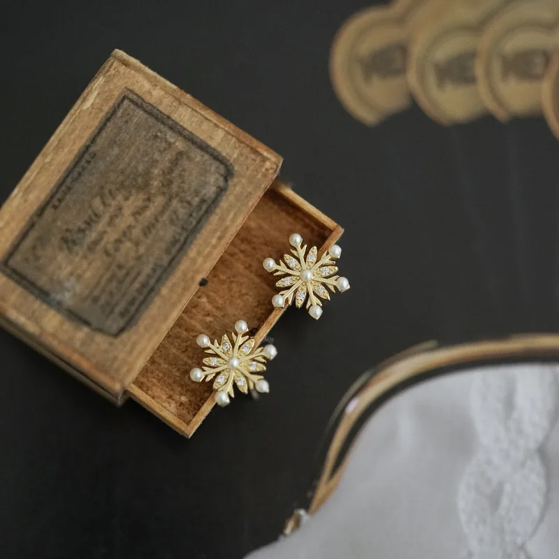 Beautiful snowflake Pearl Earrings ins minority design sense retro light luxury Earrings simple temperament high sense Earrings
Beautiful snowflake Pearl Earrings ins minority design sense retro light luxury Earrings simple temperament high sense Earrings