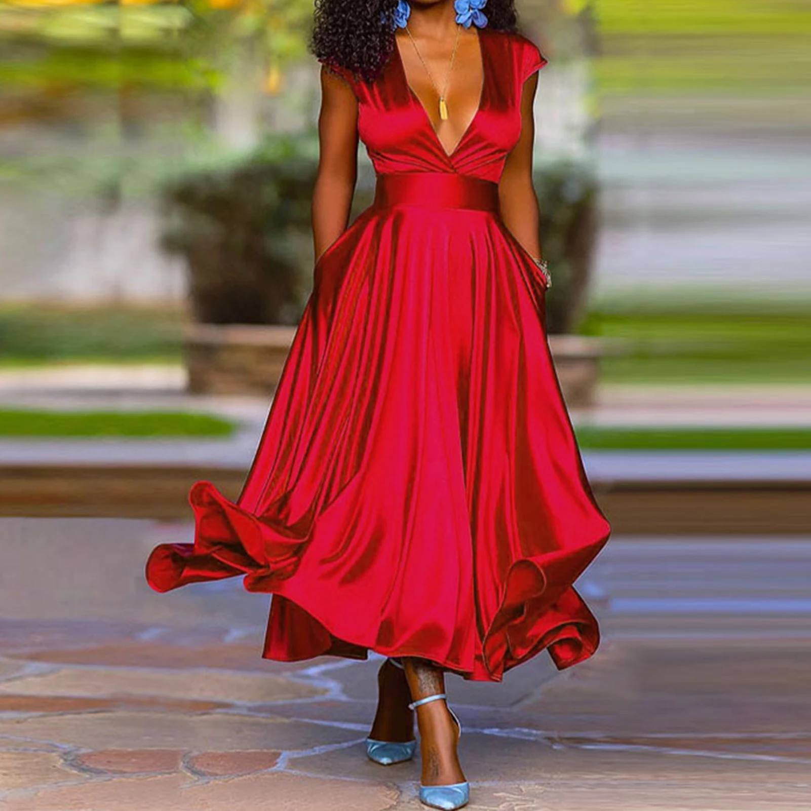 Женское длинное вечернее платье с V-образным вырезом
Женское длинное вечернее платье с V-образным вырезом