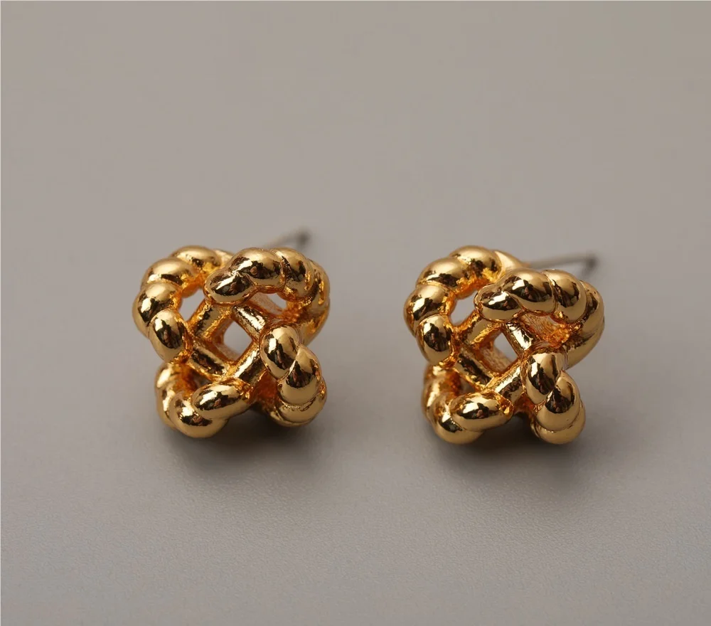 New 2022 Original Design High Protection Color Plated 18K Gold Twist Four-leaf Clover Earrings
New 2022 Original Design High Protection Color Plated 18K Gold Twist Four-leaf Clover Earrings