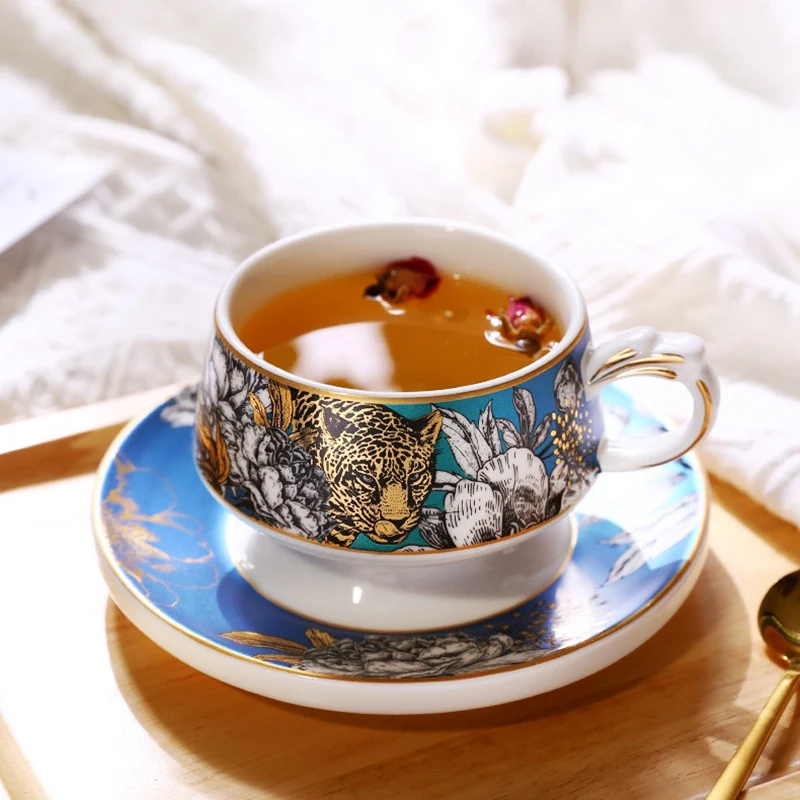 Luxury Ceramic Coffee Cups Set with Saucer Porcelain Coffee Mugs Tea Cup Nordic Creative Espresso Cups Water Mug Coffeeware Gift
Luxury Ceramic Coffee Cups Set with Saucer Porcelain Coffee Mugs Tea Cup Nordic Creative Espresso Cups Water Mug Coffeeware Gift