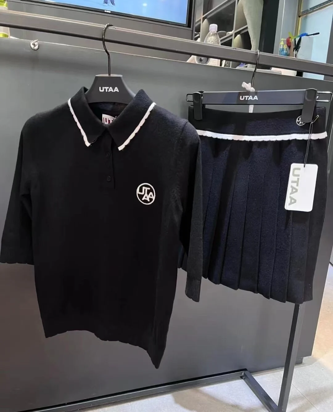 Fashion age-reducing golf clothing women's golf skirt mid-sleeve knitted slimming all-match sports GOLF short-sleeved
Fashion age-reducing golf clothing women's golf skirt mid-sleeve knitted slimming all-match sports GOLF short-sleeved
