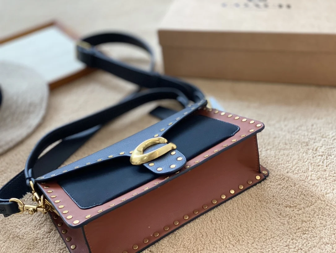 Rivet Dionysus wrapped cow leather is soft, delicate, simple and generous, double-layer two long belts, single shoulder
Rivet Dionysus wrapped cow leather is soft, delicate, simple and generous, double-layer two long belts, single shoulder