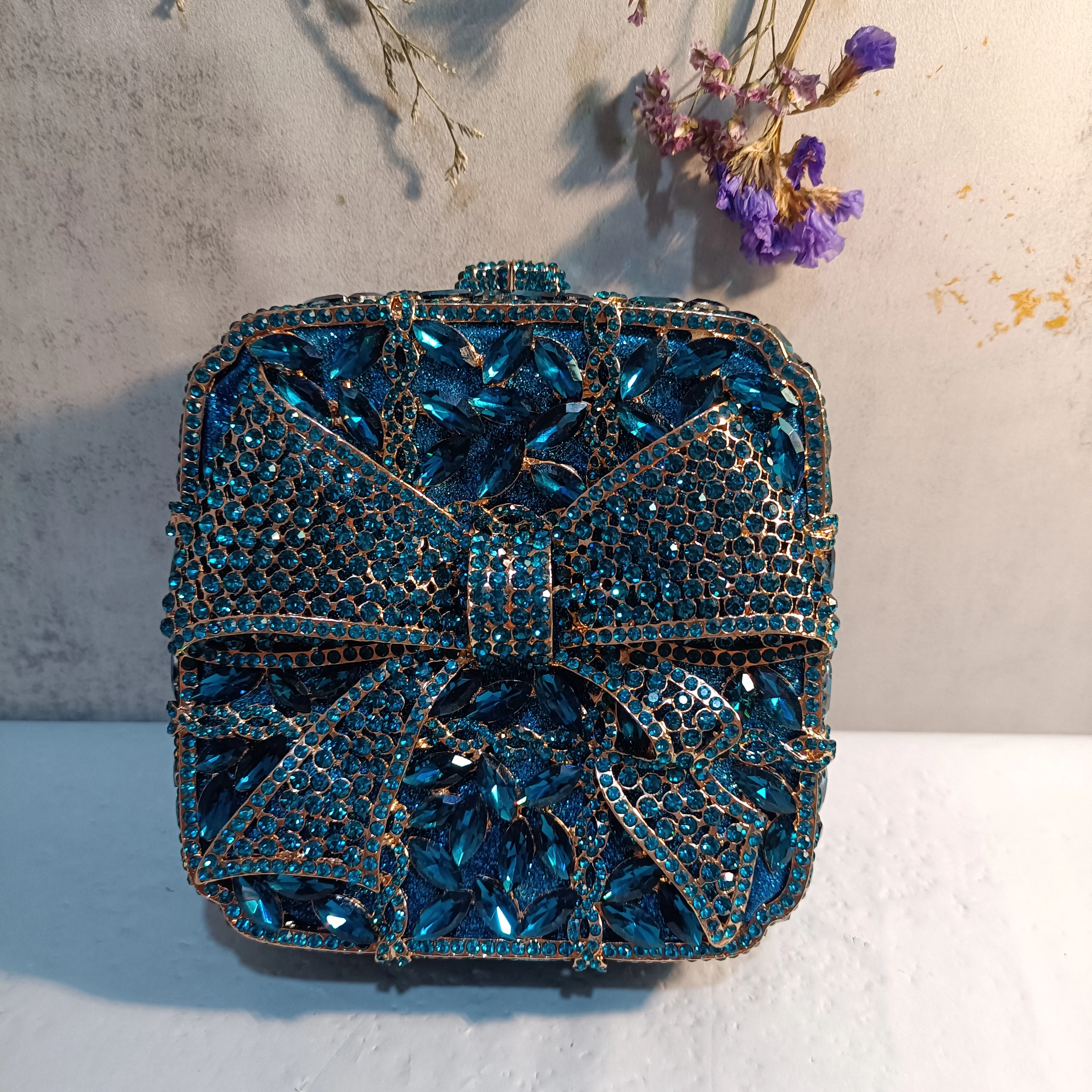 Lady Gold Blue Bow Mini Clutches Woman Wedding Bridal Handbag Crystal Party Metal Purse Gala Banquet Dinner Diamond Evening Bag
Lady Gold Blue Bow Mini Clutches Woman Wedding Bridal Handbag Crystal Party Metal Purse Gala Banquet Dinner Diamond Evening Bag