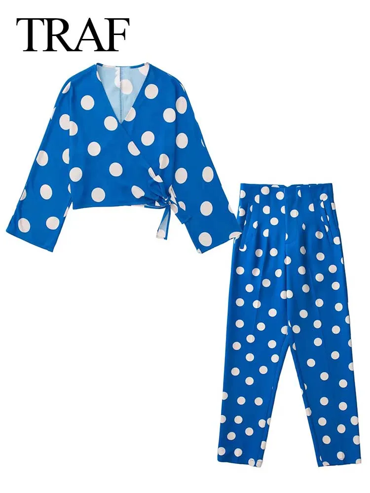 Костюм женский в горошек, с V-образным вырезом и кружевными расклешенными рукавами
Костюм женский в горошек, с V-образным вырезом и кружевными расклешенными рукавами