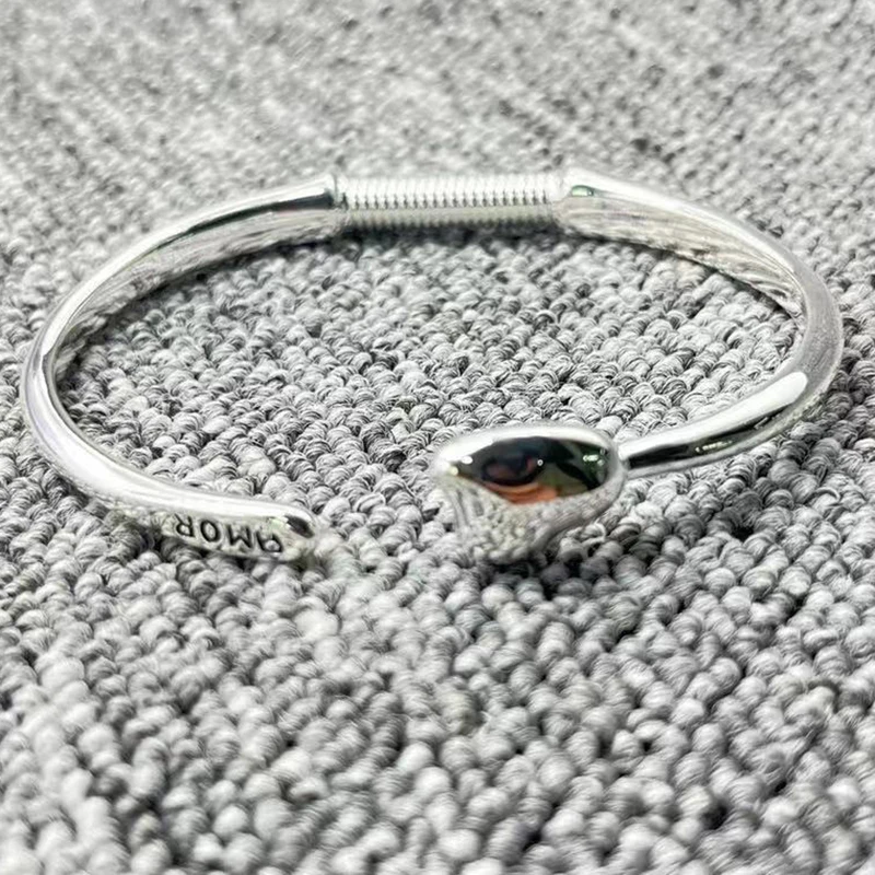High-quality European and American original fashion electroplating 92514K silver chain bracelet exquisite women jewelry gifts
High-quality European and American original fashion electroplating 92514K silver chain bracelet exquisite women jewelry gifts