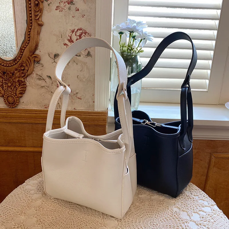 Women's Bucket Bag PU Leather Shoulder Bag Simple Combination Large Capacity Tote Bag Solid Color Shopping Tote Daily Bag
Women's Bucket Bag PU Leather Shoulder Bag Simple Combination Large Capacity Tote Bag Solid Color Shopping Tote Daily Bag