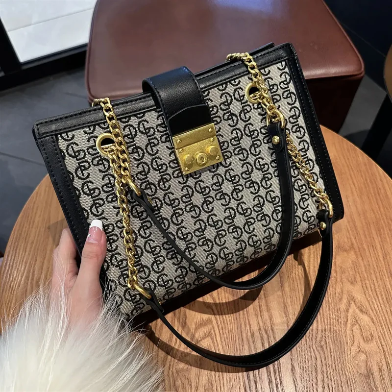 High Quality Light Luxury Brand Handbag Women's Bag 2023 New Vintage Lock Buckle Chain Large Capacity Single Shoulder Satchels
High Quality Light Luxury Brand Handbag Women's Bag 2023 New Vintage Lock Buckle Chain Large Capacity Single Shoulder Satchels