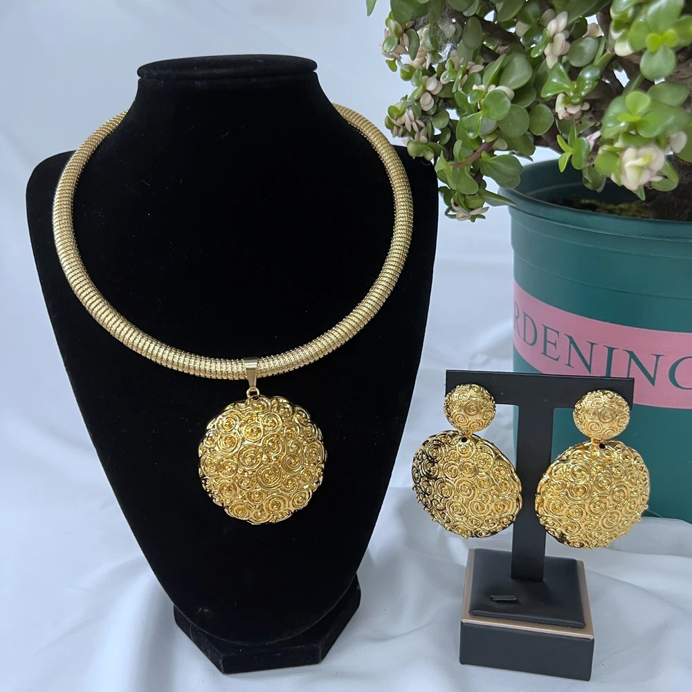 Dubai Jewelry Set Exaggerate Large Earrings and Pendant Set for Women Weddings Design African Round Earrings Choker Gifts
Dubai Jewelry Set Exaggerate Large Earrings and Pendant Set for Women Weddings Design African Round Earrings Choker Gifts