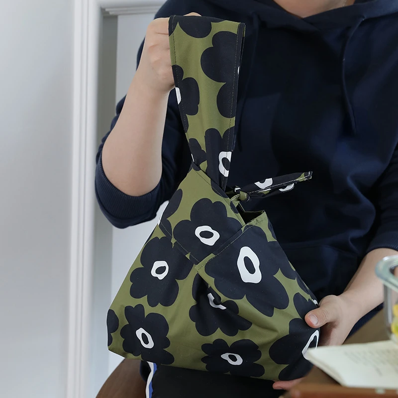 Large Capacity Waterproof Mori Series Lunch Bags with Broken Flowers for Students Office Workers Handheld Insulated Lunch Bags
Large Capacity Waterproof Mori Series Lunch Bags with Broken Flowers for Students Office Workers Handheld Insulated Lunch Bags