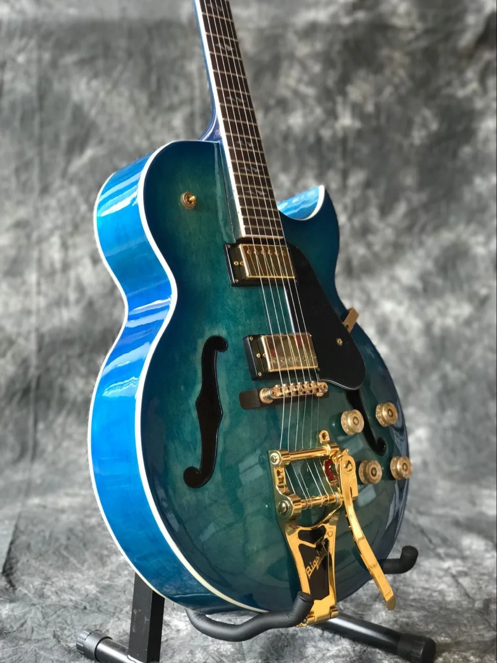 

Электрическая гитара Jazz с полым корпусом синего цвета, черная накладка для грифа из палисандра, 6 отверстий, ручная работа