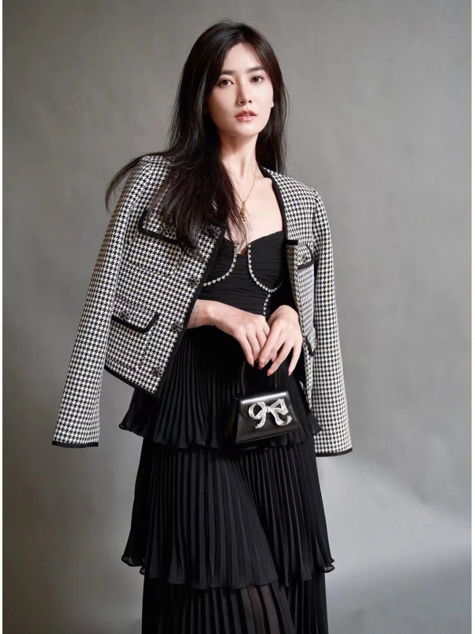 2022 New Classic Thousand Bird Black Plaid Small Fragrant Round Neck Temperament Short Woolen Coat
2022 New Classic Thousand Bird Black Plaid Small Fragrant Round Neck Temperament Short Woolen Coat