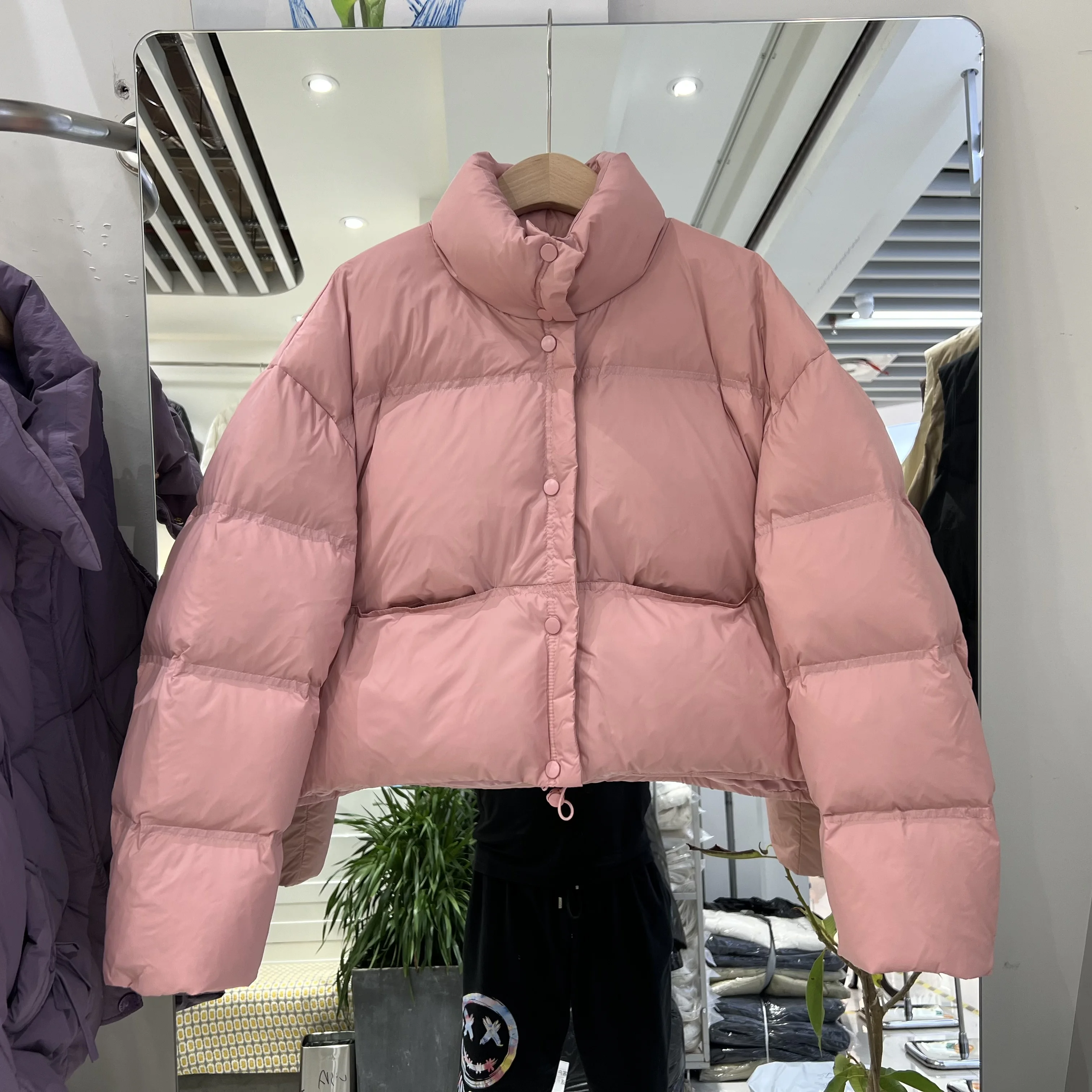 Женский пуховик с воротником-стойкой, однобортный теплый пуховик на белом утином пуху с карманами и длинным рукавом, модель L514, зима 2023
Женский пуховик с воротником-стойкой, однобортный теплый пуховик на белом утином пуху с карманами и длинным рукавом, модель L514, зима 2023