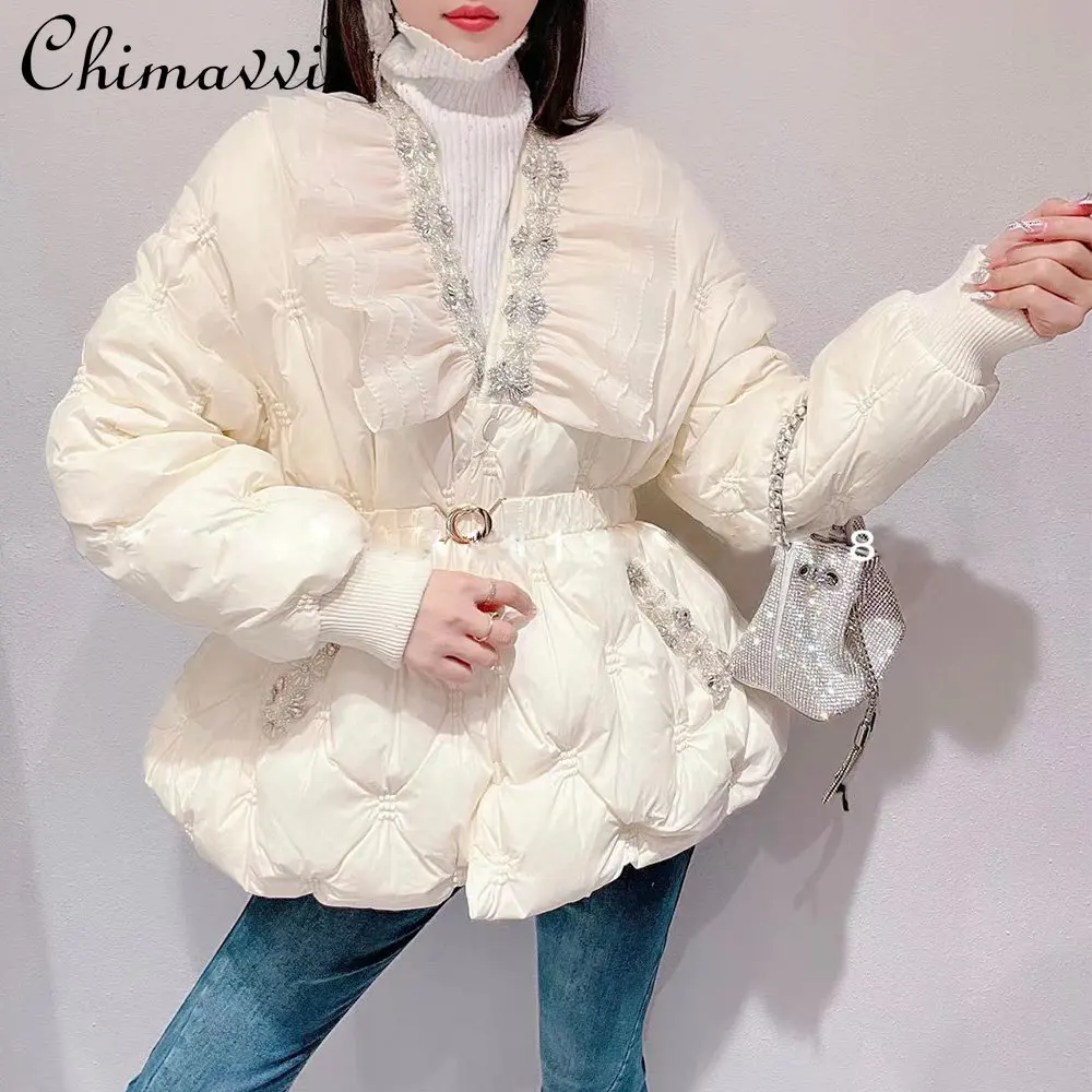 Down Jacket Winter New Elegant Sweet Style Heavy Industry Rhinestone Ruffled V-neck Fashion White Duck Down Warm Coat Women
Down Jacket Winter New Elegant Sweet Style Heavy Industry Rhinestone Ruffled V-neck Fashion White Duck Down Warm Coat Women