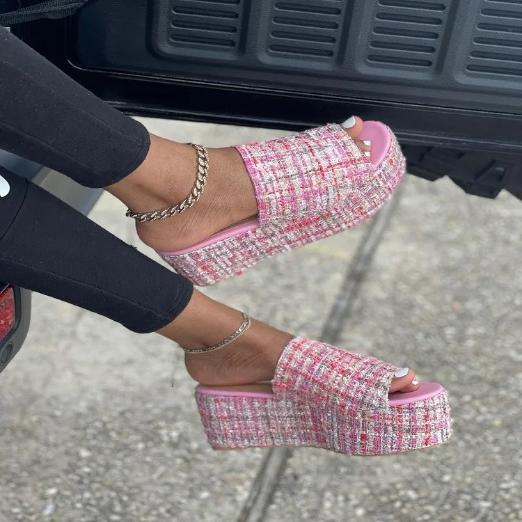 Female Open Toe Thick Soled Platform Wedges Slippers Women Flat Fashion Brand New Bling Shoes Woman 2022 Summer Hot Sale Outside
Female Open Toe Thick Soled Platform Wedges Slippers Women Flat Fashion Brand New Bling Shoes Woman 2022 Summer Hot Sale Outside