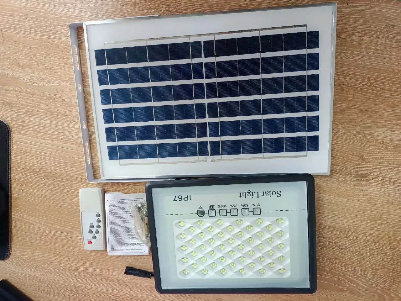 Solar Street Lights Super Bright Solar Spotlight Outdoor Solar Security Lamp with Remote Control Auto on/off IP67 Waterproof 
Solar Street Lights Super Bright Solar Spotlight Outdoor Solar Security Lamp with Remote Control Auto on/off IP67 Waterproof