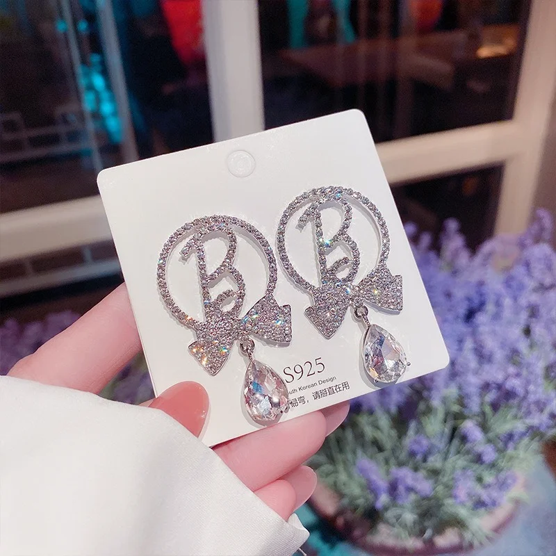 2022 New Korean Letter B Bow Stud Earrings for Women Fashion Crystal Elegant Jewelry Party Gifts
2022 New Korean Letter B Bow Stud Earrings for Women Fashion Crystal Elegant Jewelry Party Gifts