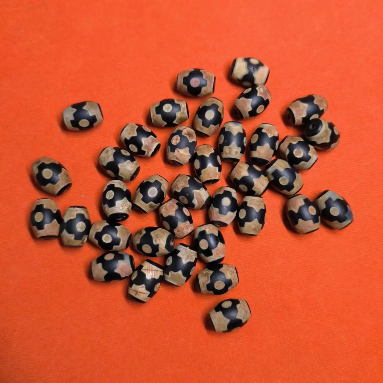 10pcs/lot pure natural old agate dzi black yellow clear pattern high quality balls mash up wholesale Various totems jewelry taki
10pcs/lot pure natural old agate dzi black yellow clear pattern high quality balls mash up wholesale Various totems jewelry taki