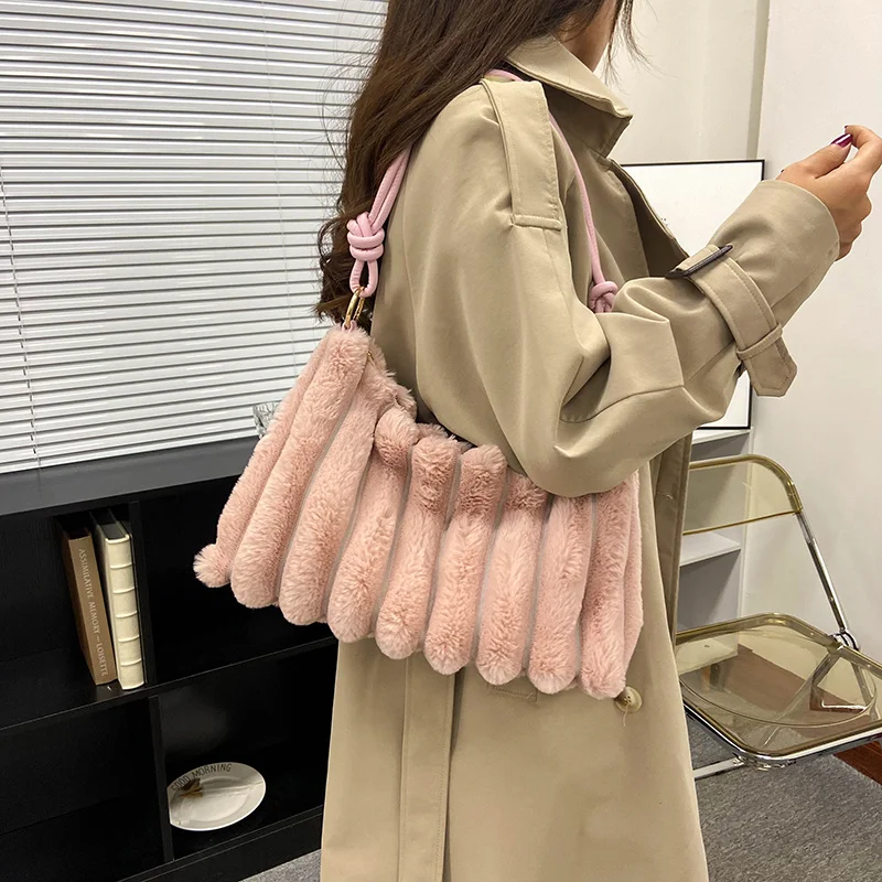 Soft Plush Shoulder Bags For Women 2023 Winter New Designer Purses And Handbags Luxury Underarm Hobo Tote Large Capacity Fur Bag
Soft Plush Shoulder Bags For Women 2023 Winter New Designer Purses And Handbags Luxury Underarm Hobo Tote Large Capacity Fur Bag