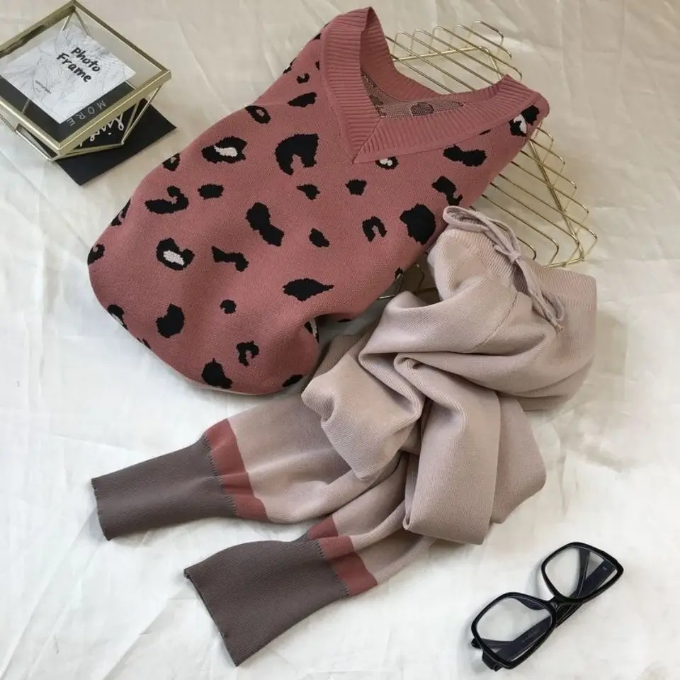 Leopard Print Knitted 2 Piece Sets Women Casual Loose V-neck Sweater Pullovers Outfits and Contrast Color Harem Pants Suit V740
Leopard Print Knitted 2 Piece Sets Women Casual Loose V-neck Sweater Pullovers Outfits and Contrast Color Harem Pants Suit V740