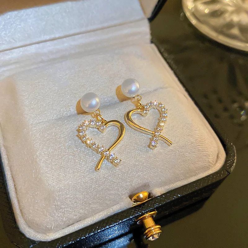 Korean New Pearl Heart Stud Earrings Shiny Zircon Dangle Earring Metal Elegant Fashion Jewelry Romantic Female Couple Earrings
Korean New Pearl Heart Stud Earrings Shiny Zircon Dangle Earring Metal Elegant Fashion Jewelry Romantic Female Couple Earrings