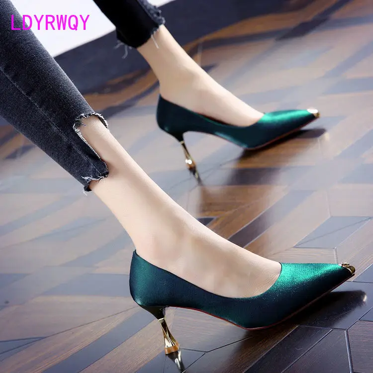 Korean color-blocking metal pointed satin high-heeled shoes female spring 2021 new stiletto all-match all-match single shoes
Korean color-blocking metal pointed satin high-heeled shoes female spring 2021 new stiletto all-match all-match single shoes