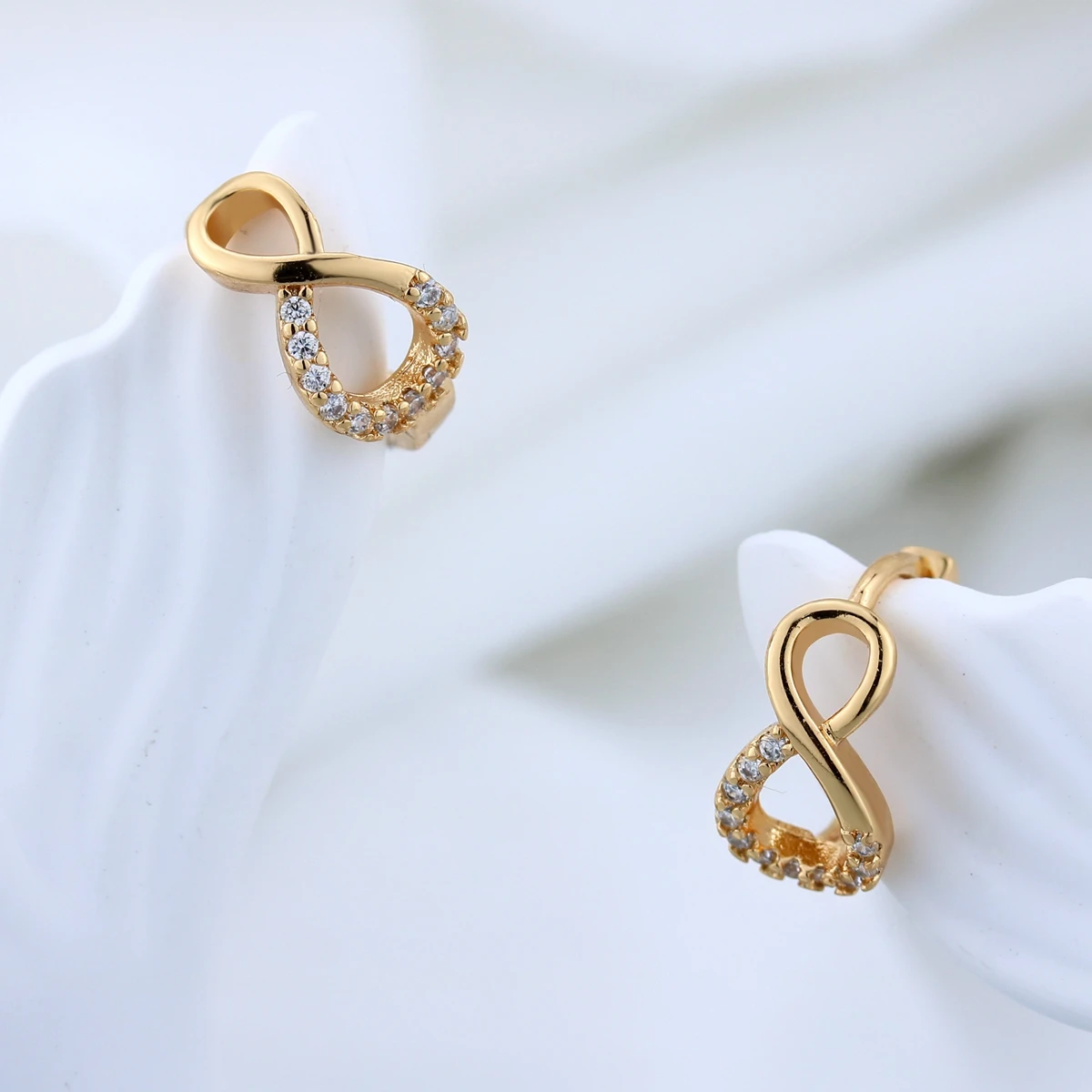 Fashion Trend Ladies Gold-Plated Earrings Luxury Delicate Jewelry Simple Romantic Gift Ear Clasp Personality Chic Shining Sweet 
Fashion Trend Ladies Gold-Plated Earrings Luxury Delicate Jewelry Simple Romantic Gift Ear Clasp Personality Chic Shining Sweet