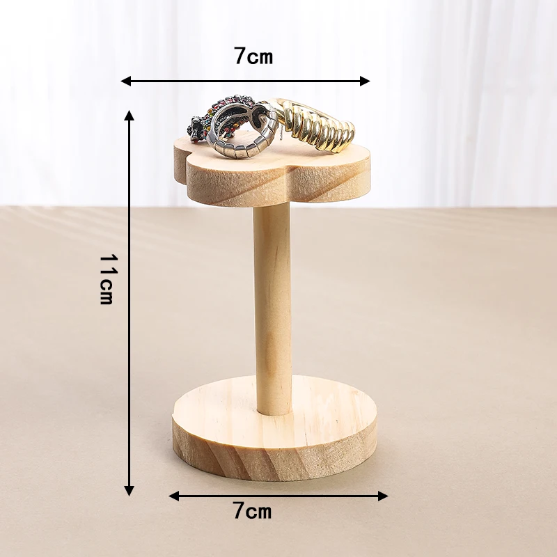 Деревянная подставка для украшений
Деревянная подставка для украшений