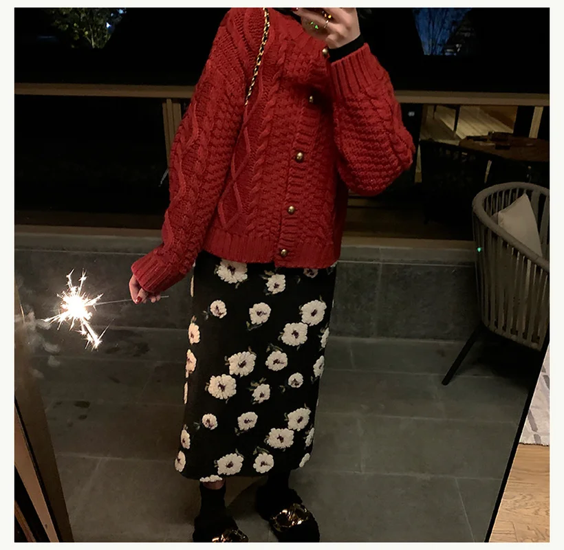 Retro black floral jacquard cotton long skirt women's winter thick midi skirt Korean version fashion all-match street wear
Retro black floral jacquard cotton long skirt women's winter thick midi skirt Korean version fashion all-match street wear