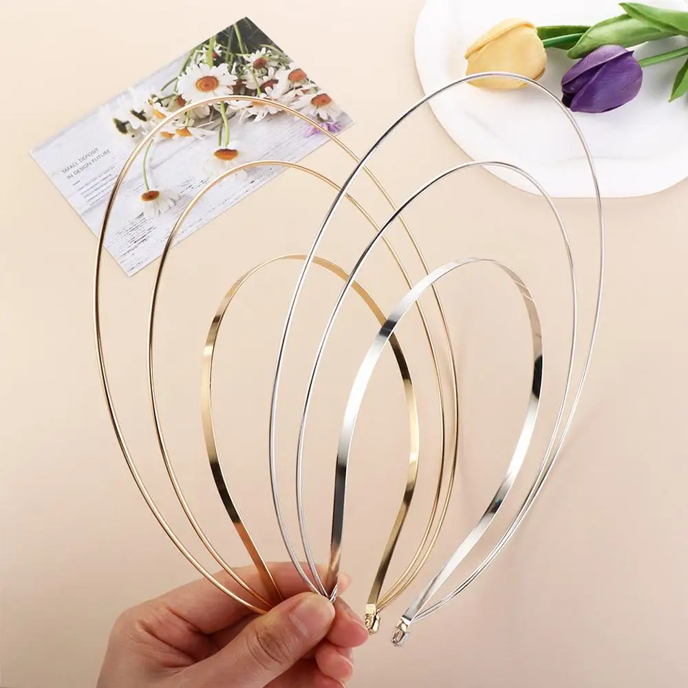 Повязка на голову многослойная золотистая, с металлическим основанием 
Повязка на голову многослойная золотистая, с металлическим основанием