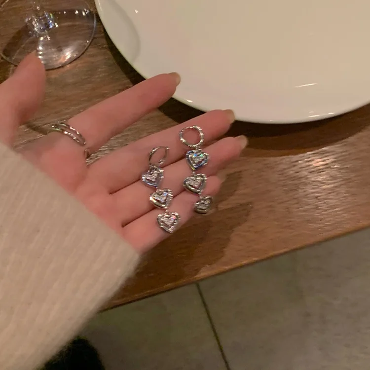 Korean Fashion Heart Tandem Dangle Earrings Rhinestones Girls Daily Wear Earrings Jewelry for Women 2022
Korean Fashion Heart Tandem Dangle Earrings Rhinestones Girls Daily Wear Earrings Jewelry for Women 2022