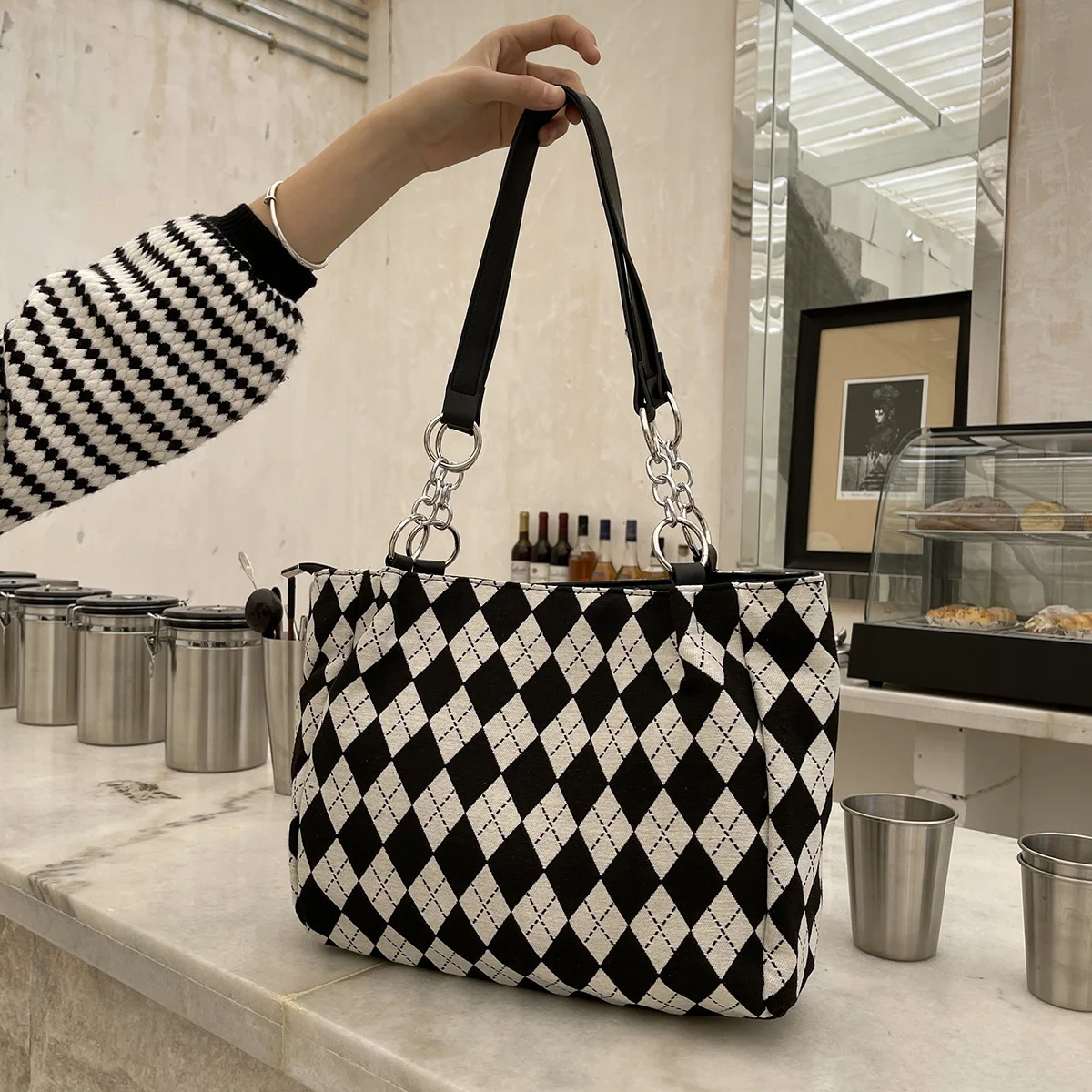 New fashion, versatile trend, leisure texture, high-level, high-capacity, college style, contrast color, chain, shoulder bag
New fashion, versatile trend, leisure texture, high-level, high-capacity, college style, contrast color, chain, shoulder bag