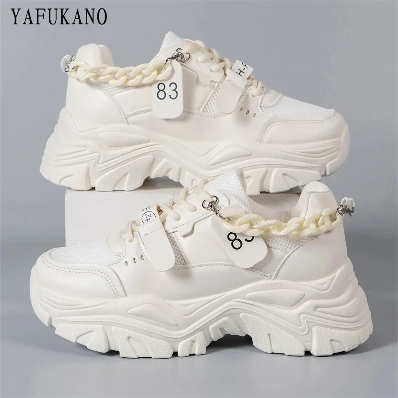 Массивные кроссовки со шнуровкой спереди, на толстой подошве 
Массивные кроссовки со шнуровкой спереди, на толстой подошве