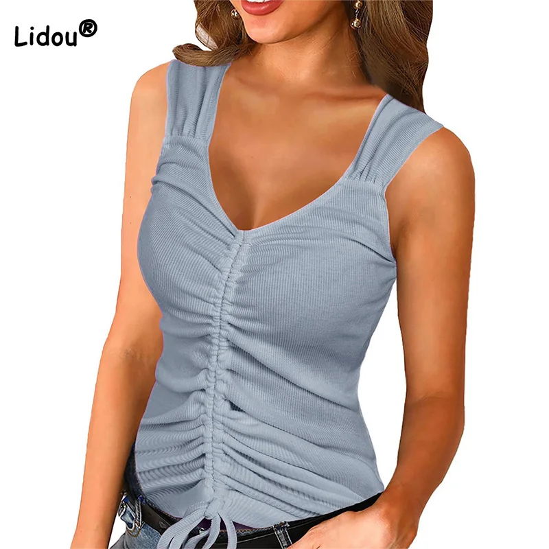 Летний женский топ на завязках с V-образным вырезом
Летний женский топ на завязках с V-образным вырезом