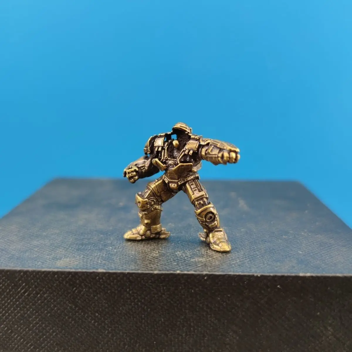 Латунная статуэтка автомобиля NBVCX MK3 85
Латунная статуэтка автомобиля NBVCX MK3 85