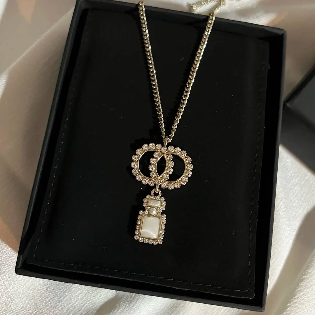 New Designer Luxury Necklace For Women Double CC Jewelry For Female Pearl Square Accessories For Girl Party Gift 2022
New Designer Luxury Necklace For Women Double CC Jewelry For Female Pearl Square Accessories For Girl Party Gift 2022