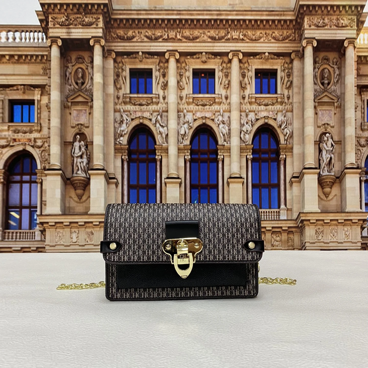 CH 2022 New Women's Single Shoulder Messenger Bag High Quality Cowhide Flip Design Metal Shoulder Belt Buckle Repeated Logo
CH 2022 New Women's Single Shoulder Messenger Bag High Quality Cowhide Flip Design Metal Shoulder Belt Buckle Repeated Logo