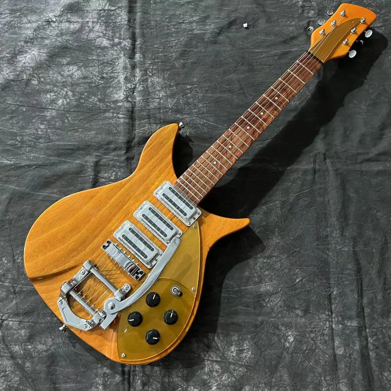 Электрическая гитара Ricken 325, задняя часть для электрической гитары 34 дюйма, 527 мм, Длина шкалы, черный цвет, гитара
Электрическая гитара Ricken 325, задняя часть для электрической гитары 34 дюйма, 527 мм, Длина шкалы, черный цвет, гитара