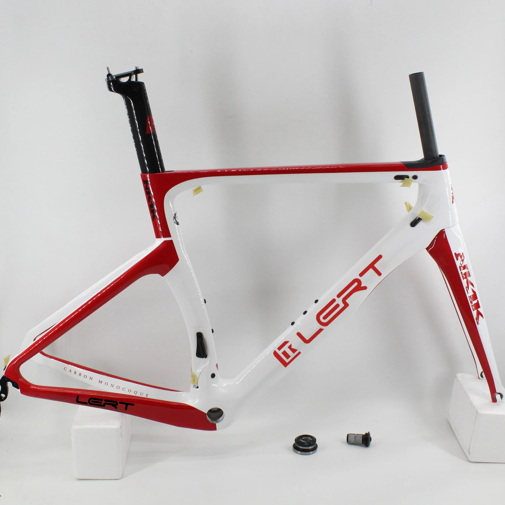 Brand Red 700C Road Bike Matt 3K Full Carbon Fibre Bicycle Frame Carbon Fork+Seatpost+Clamp+Headsets カーボンフレーム Bicycle Parts
Brand Red 700C Road Bike Matt 3K Full Carbon Fibre Bicycle Frame Carbon Fork+Seatpost+Clamp+Headsets カーボンフレーム Bicycle Parts