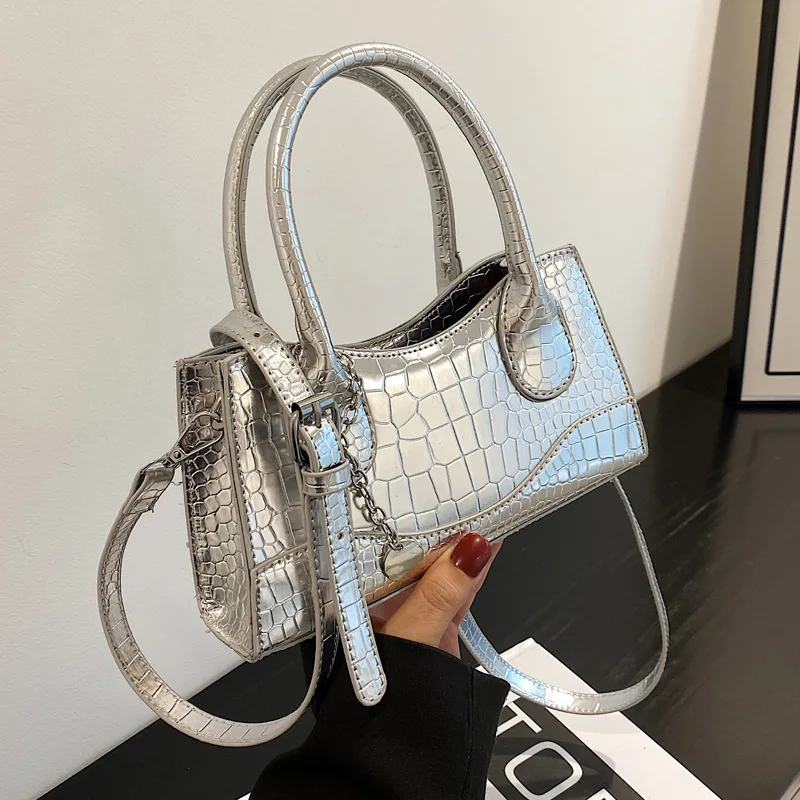 Женская маленькая дорожная сумка с крокодиловым рисунком
Женская маленькая дорожная сумка с крокодиловым рисунком