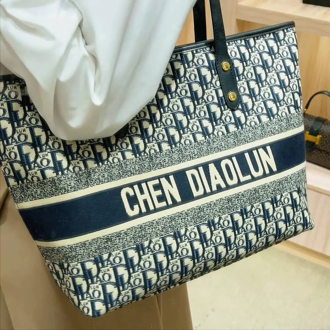 2023 summer new advanced embroidery large capacity Tote bag live volume commuter single shoulder women's bag Mommy bag A937
2023 summer new advanced embroidery large capacity Tote bag live volume commuter single shoulder women's bag Mommy bag A937