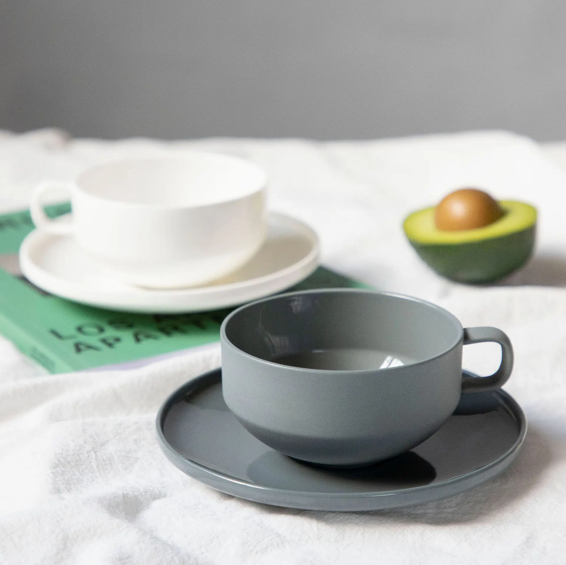 Light luxury solid color coffee cup and saucer household suit afternoon tea cup
Light luxury solid color coffee cup and saucer household suit afternoon tea cup