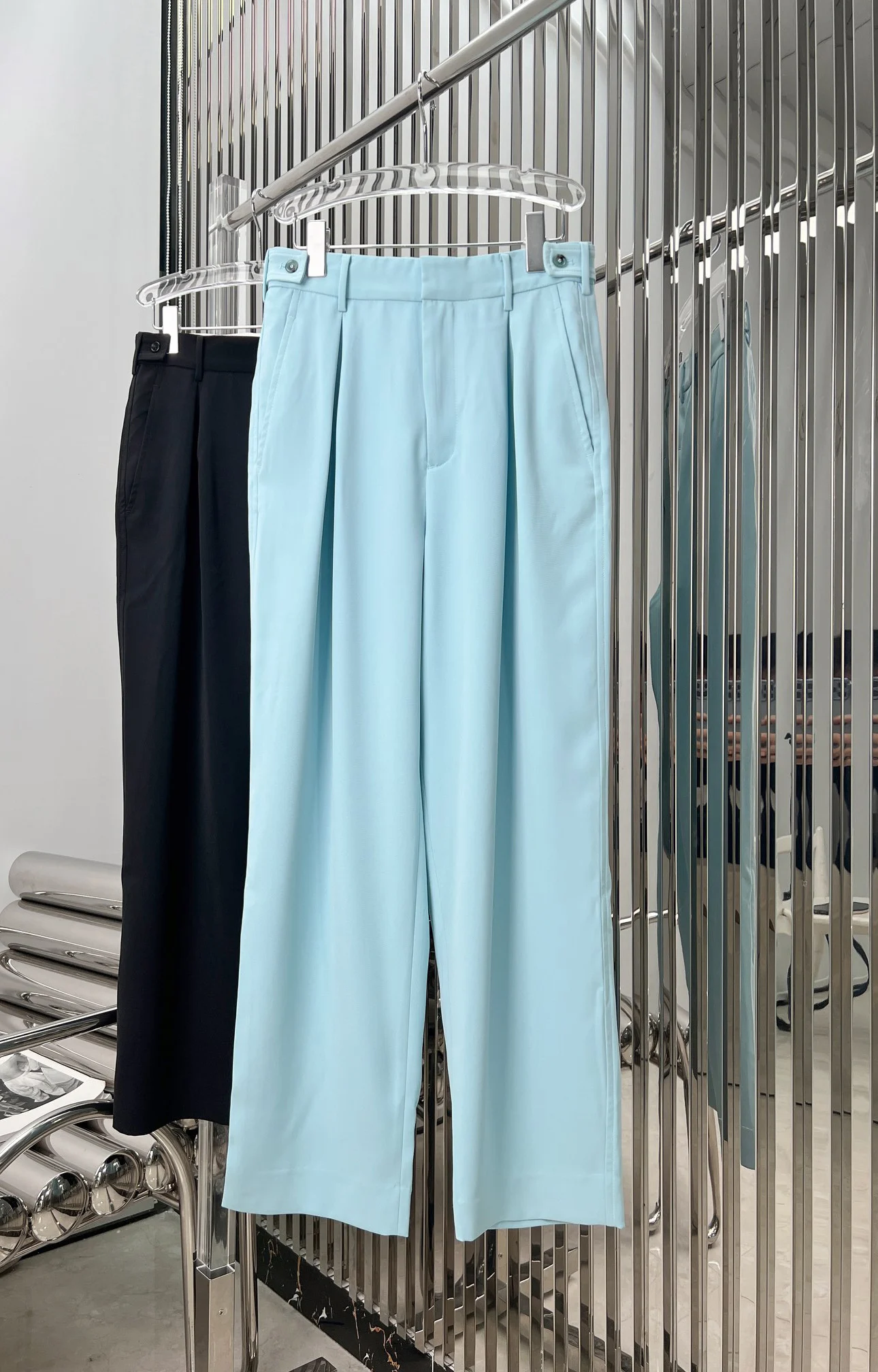 

Belt casual suit pants, version of the relaxed style with long legs wearing elongated leg type