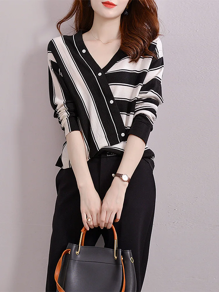 Женский пуловер в полоску, с V-образным вырезом
Женский пуловер в полоску, с V-образным вырезом